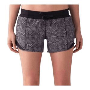 LULULEMON ATHLETICA Hotty Hot Short 4' Size 8